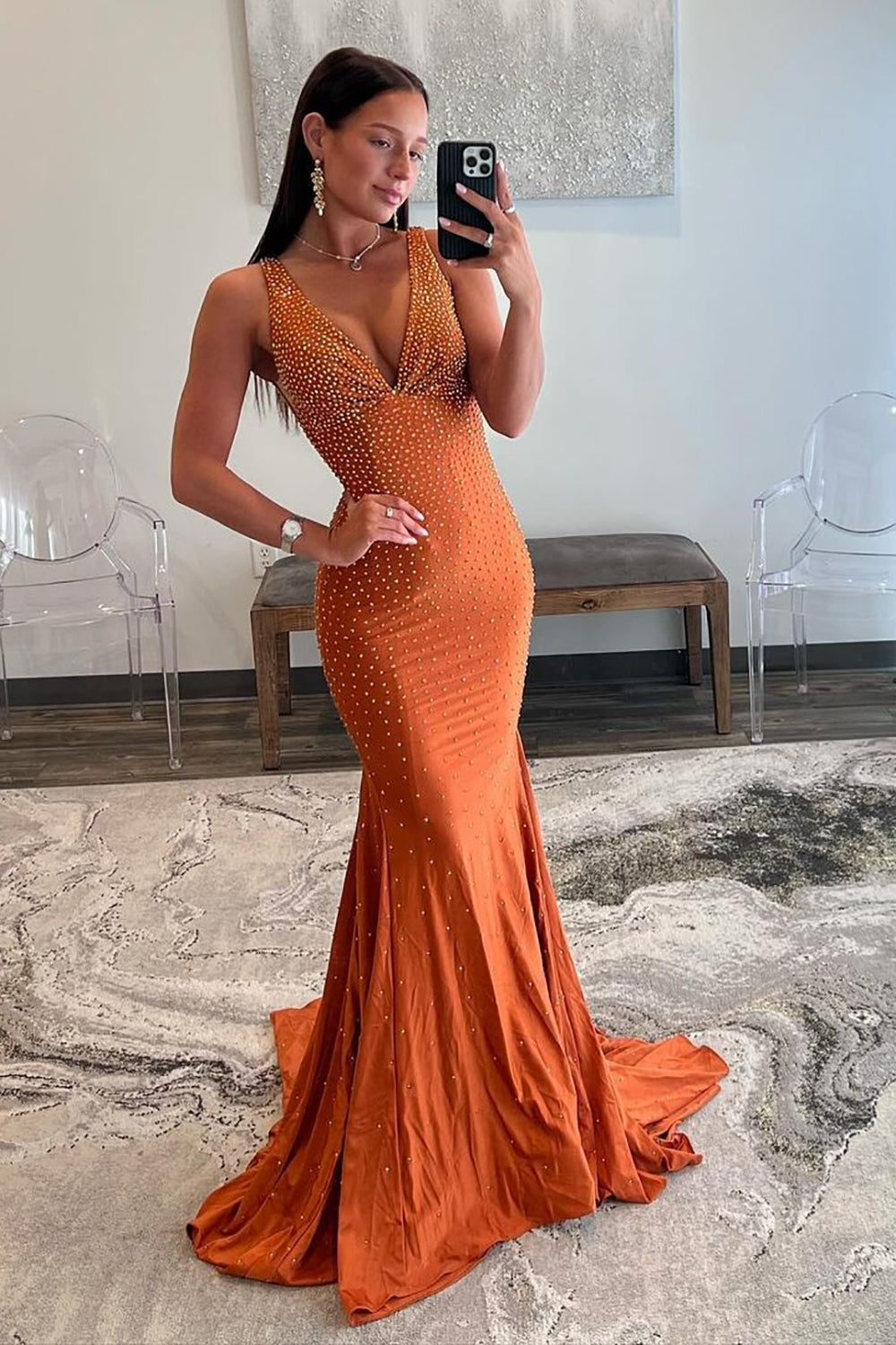 Vestido largo de fiesta de satén con escote en V profundo estilo sirena y cuentas