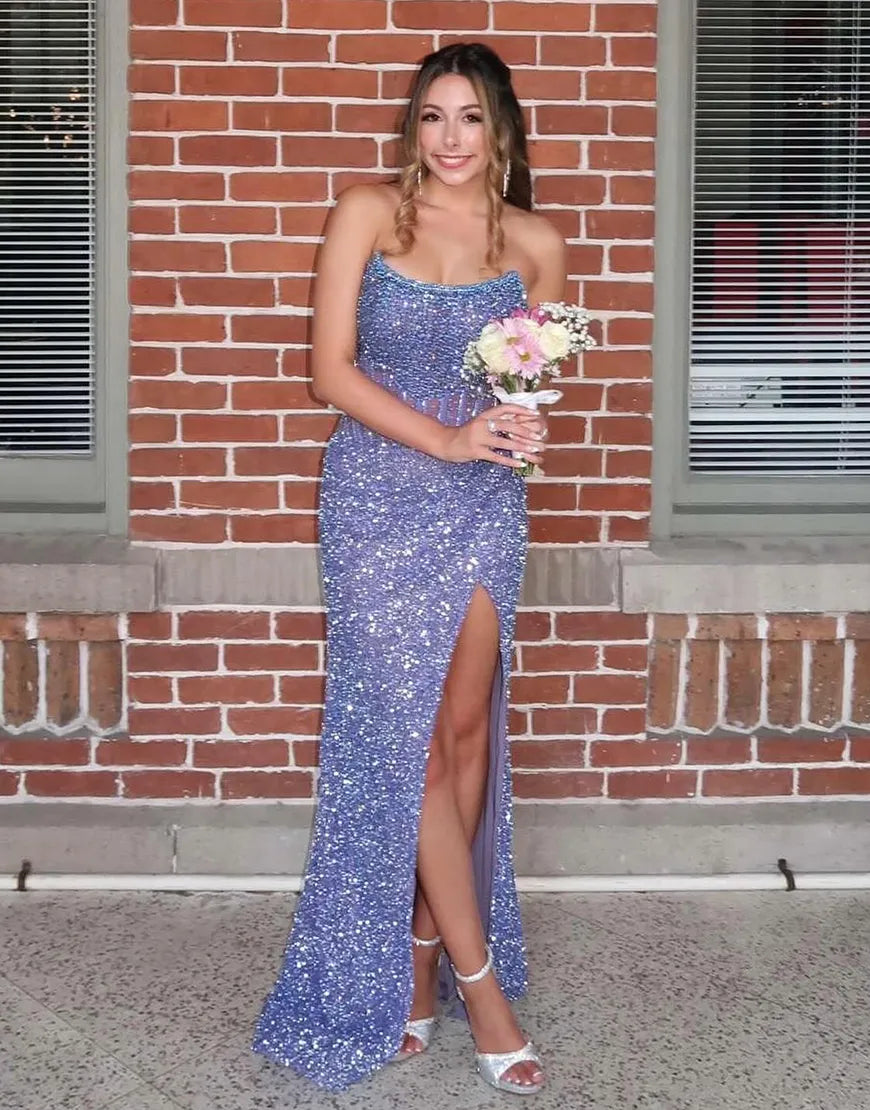 Robe de bal longue moulante à sequins sans bretelles et fente, ornée d'un corset et de paillettes.
