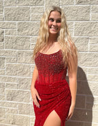 Robe de bal longue moulante à sequins sans bretelles et fente, ornée d'un corset et de paillettes.