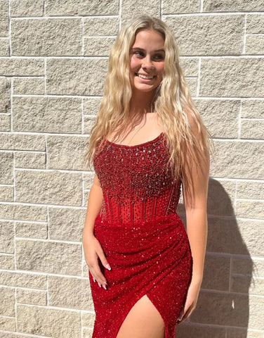 Robe de bal longue moulante à sequins sans bretelles et fente, ornée d'un corset et de paillettes.