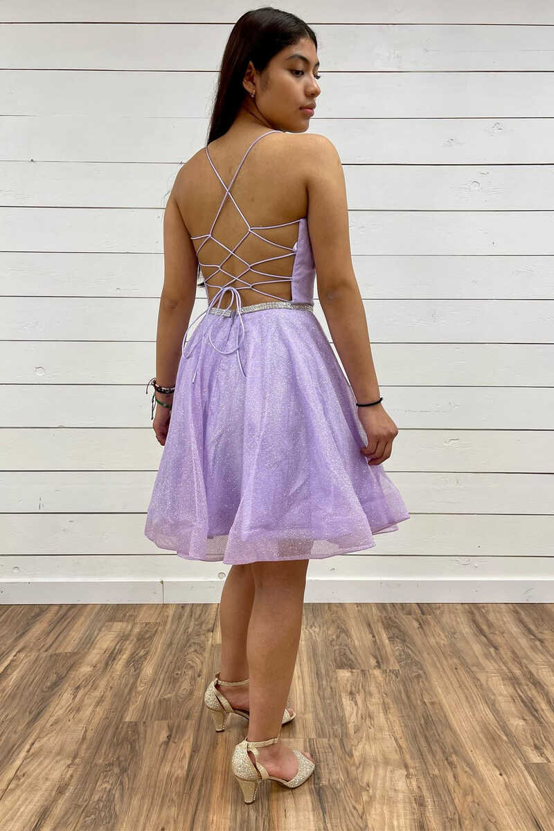 Vestido corto de fiesta de bienvenida color lavanda, corte en A, escote en V pronunciado Y931