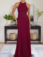 Vestido largo azul grisáceo de corte recto con cuello halter para la madre de la novia con apliques