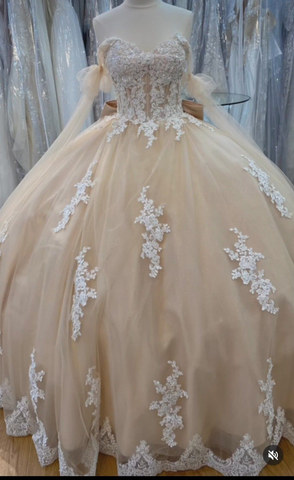 Robe de bal trapèze en dentelle et tulle, modèle Sweet 16 Y4013