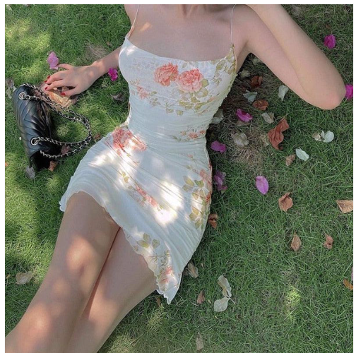 Robe courte à bretelles spaghetti et imprimé floral Y689