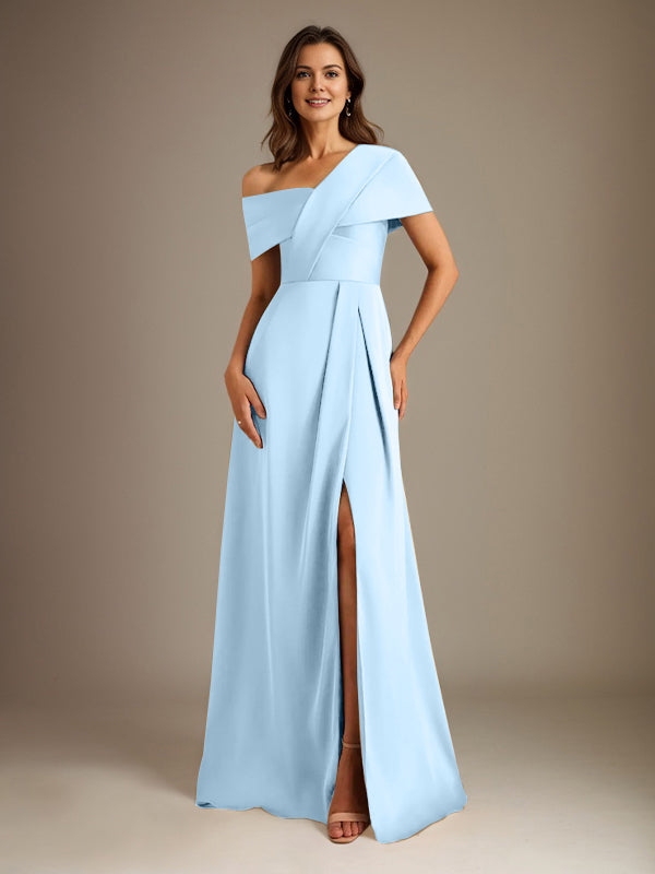 Robe de mère de la mariée en satin, coupe trapèze, décolleté asymétrique et plis. 