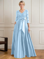 Vestido de novia de satén con encaje, corte en A, escote en V y largo hasta el suelo, con lazo de lentejuelas. 