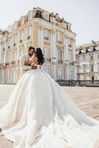 Vestidos de novia de tul con escote corazón, manga larga, apliques y pedrería, estilo princesa, corte princesa, largos hasta el suelo.