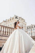 Vestidos de novia de tul con escote corazón, manga larga, apliques y pedrería, estilo princesa, corte princesa, largos hasta el suelo.