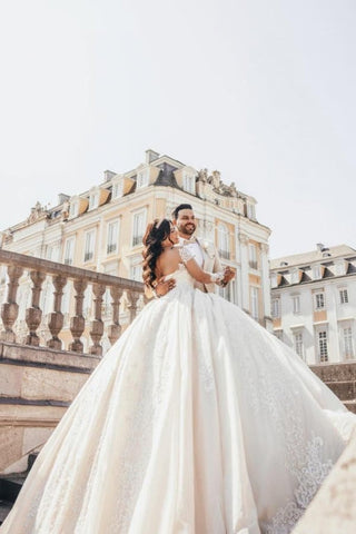 Vestidos de novia de tul con escote corazón, manga larga, apliques y pedrería, estilo princesa, corte princesa, largos hasta el suelo.
