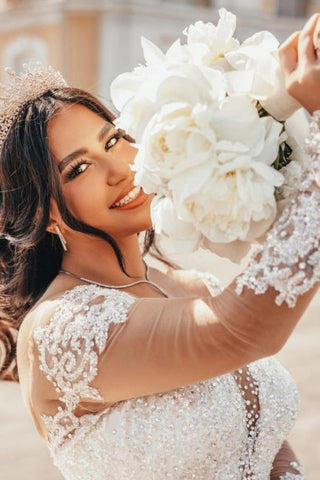 Vestidos de novia de tul con escote corazón, manga larga, apliques y pedrería, estilo princesa, corte princesa, largos hasta el suelo.