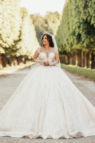 Vestidos de novia de tul con escote corazón, manga larga, apliques y pedrería, estilo princesa, corte princesa, largos hasta el suelo.