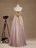 Vestido de dama de honor de tul morado claro con corte en A y escote corazón con lentejuelas doradas, sin tirantes y vestido de noche 