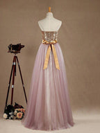 Vestido de dama de honor de tul morado claro con corte en A y escote corazón con lentejuelas doradas, sin tirantes y vestido de noche 