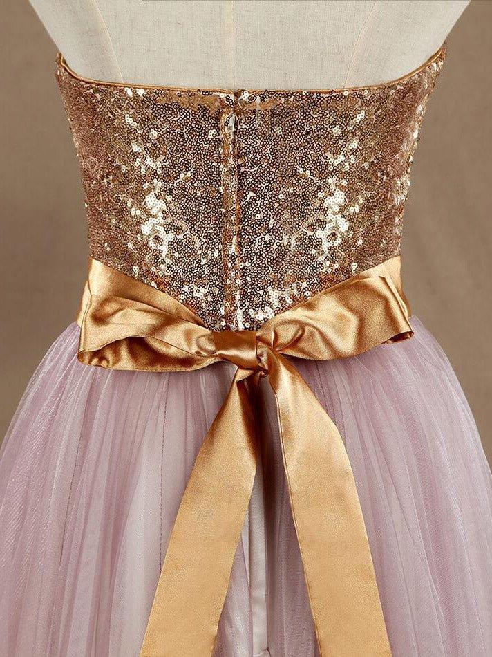 Vestido de dama de honor de tul morado claro con corte en A y escote corazón con lentejuelas doradas, sin tirantes y vestido de noche 