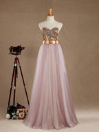 Vestido de dama de honor de tul morado claro con corte en A y escote corazón con lentejuelas doradas, sin tirantes y vestido de noche 