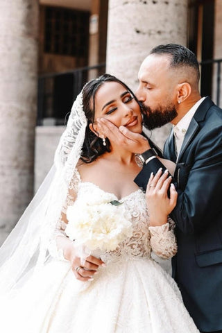 Vestidos de novia de satén hasta el suelo, corte princesa, escote corazón, manga larga y encaje.
