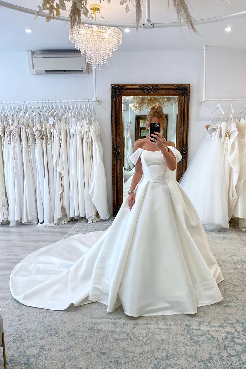 Vestido de novia sencillo de satén con hombros descubiertos y corte princesa WD649