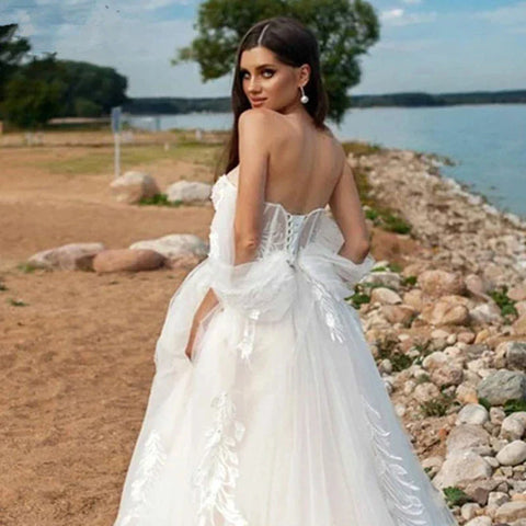 Vestidos de novia estilo playa con escote corazón para mujer 2023. Vestido de novia moderno de encaje corte A con apliques y hombros descubiertos.
