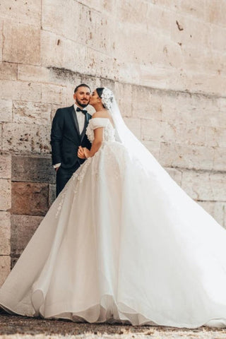 Preciosos vestidos de novia largos de corte A, sin mangas y con hombros descubiertos, adornados con encaje.