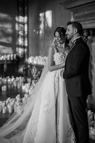 Magnifiques robes de mariée longues en dentelle, fendues sur le devant et sans manches.