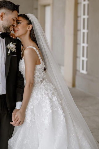 Magnifiques robes de mariée longues en dentelle, fendues sur le devant et sans manches.
