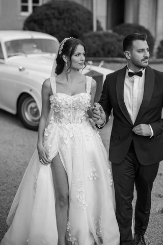 Magnifiques robes de mariée longues en dentelle, fendues sur le devant et sans manches.
