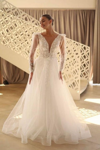 Precioso vestido de novia largo de corte A, escote en V, encaje y tul con mangas largas.