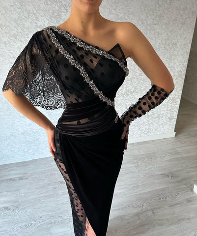 Precioso vestido largo de sirena negro de encaje con un solo hombro y abertura.