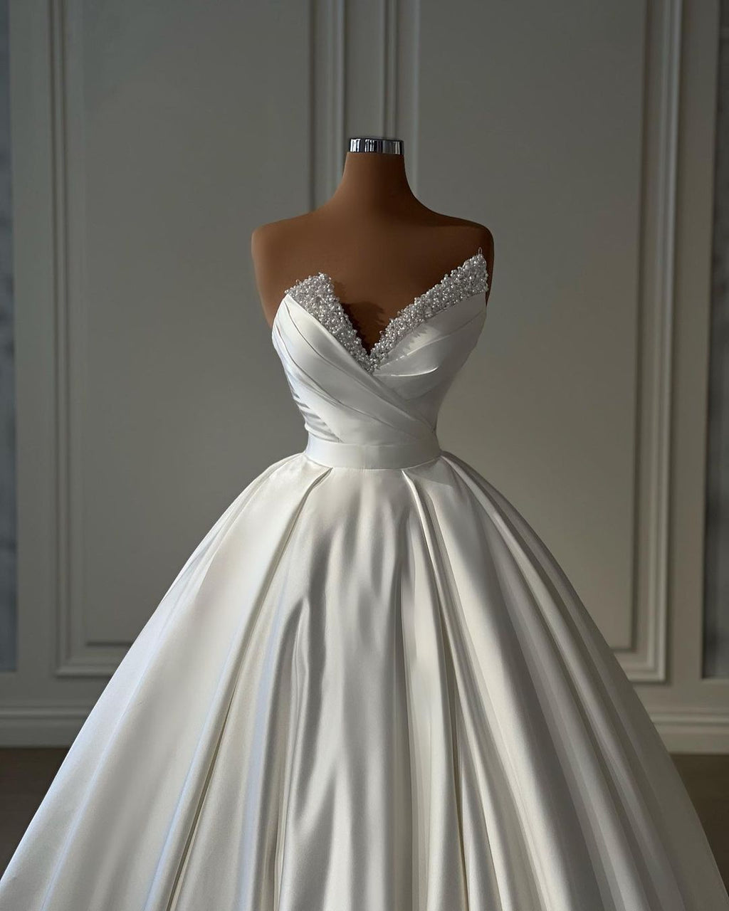 Magnifique robe de mariée princesse longue en satin ivoire, coupe trapèze, ornée de perles