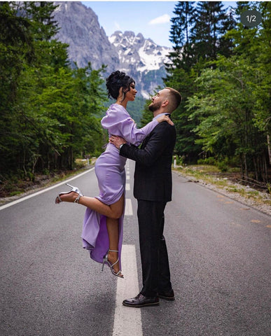 Precioso vestido largo de fiesta color lila con mangas largas, escote columna y abertura.