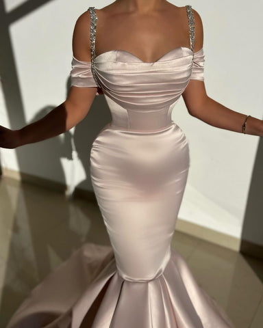 Precioso vestido de fiesta largo de satén con tirantes y escote palabra de honor, corte sirena y cola.