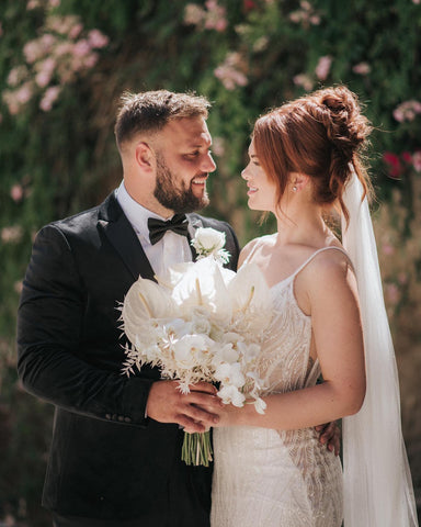 Magnifique robe de mariée sirène longue à fines bretelles, col en V, sans manches et dos nu en dentelle, ornée de fines bretelles et d'un décolleté en V.