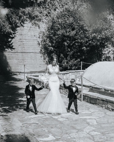 Magnifique robe de mariée sirène longue à fines bretelles, col en V, sans manches et dos nu en dentelle, ornée de fines bretelles et d'un décolleté en V.