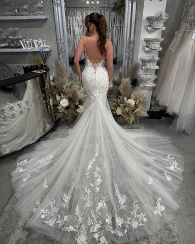 Preciosos vestidos de novia blancos de corte sirena, largos, con tirantes finos, escote en V y encaje.
