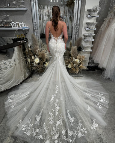 Preciosos vestidos de novia blancos de corte sirena, largos, con tirantes finos, escote en V y encaje.