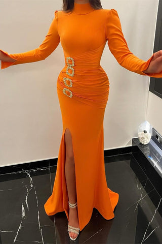 Precioso vestido largo de sirena naranja, de satén, con cuello alto, mangas largas y abertura.