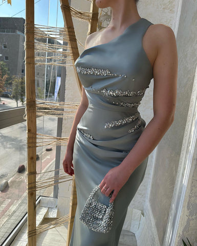 Precioso vestido largo de sirena plateado sin mangas para baile de graduación con pedrería