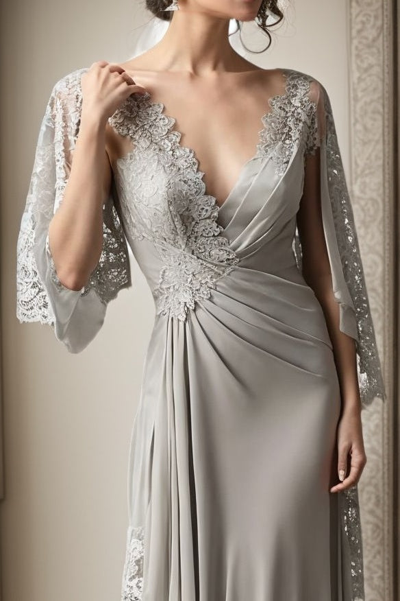 Precioso vestido largo plateado de satén con escote en V para la madre de la novia y detalles de encaje.