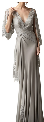 Precioso vestido largo plateado de satén con escote en V para la madre de la novia y detalles de encaje.