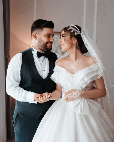 Precioso vestido de novia largo blanco, corte en A, sin mangas y con hombros descubiertos, adornado con encaje.