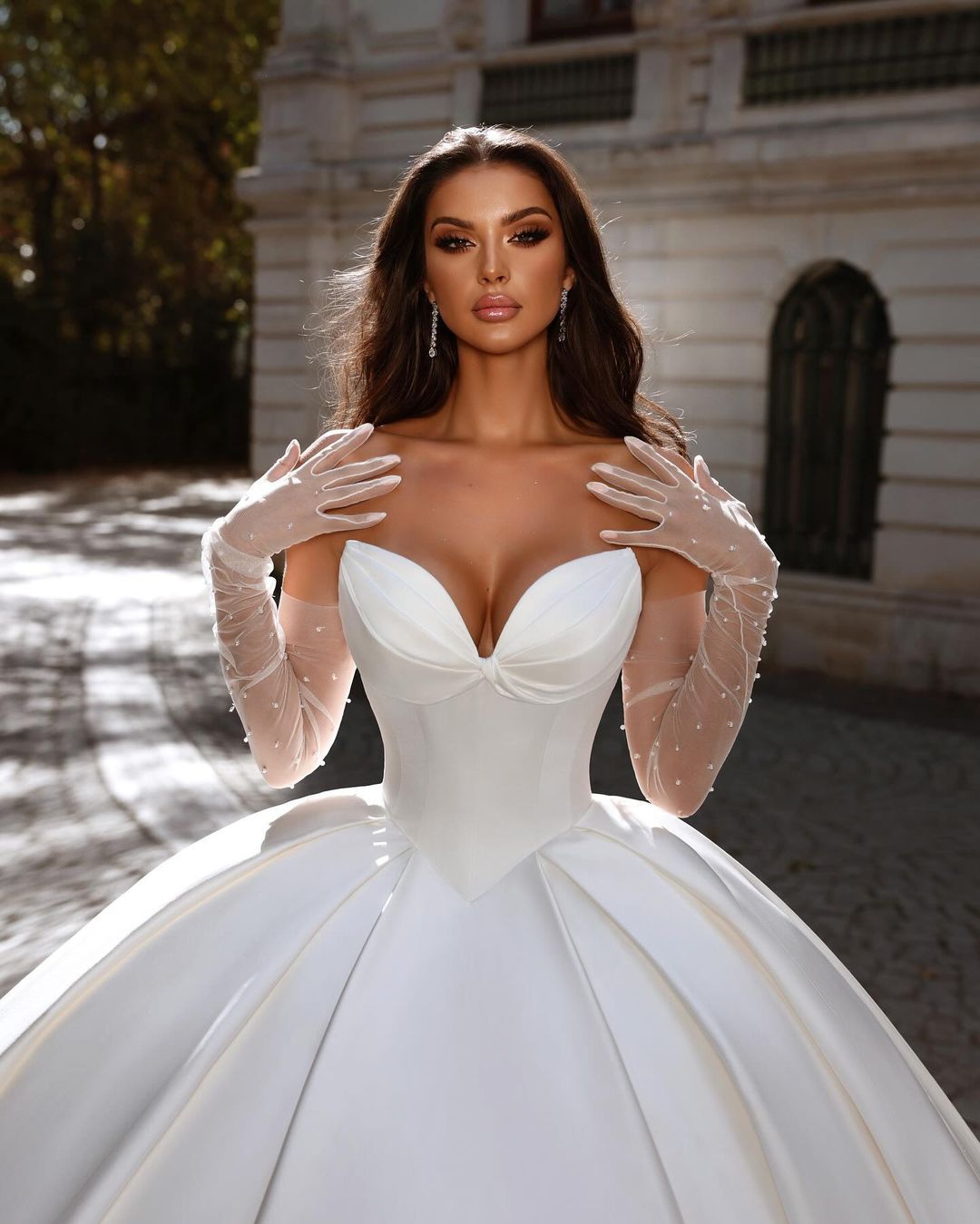 Magnifique robe de mariée longue blanche en satin sans manches, coupe trapèze, style A