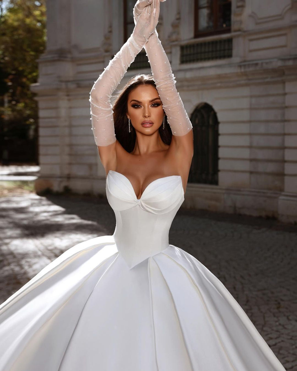 Magnifique robe de mariée longue blanche en satin sans manches, coupe trapèze, style A