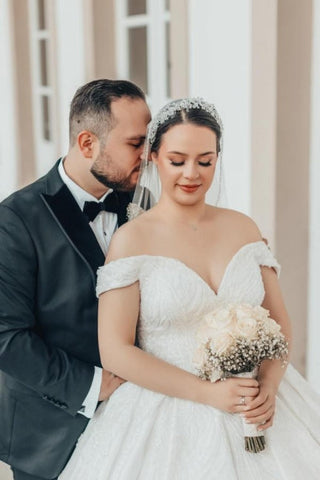 Magnifiques robes de mariée princesse longues en dentelle et satin, épaules dénudées, coupe trapèze.