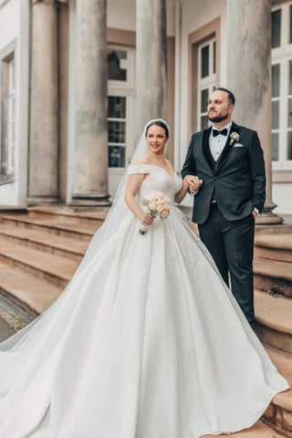 Magnifiques robes de mariée princesse longues en dentelle et satin, épaules dénudées, coupe trapèze.
