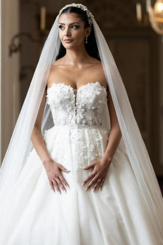 Magnifique robe de mariée blanche bustier longue de style princesse avec dentelle