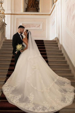 Magnifique robe de mariée blanche bustier longue de style princesse avec dentelle