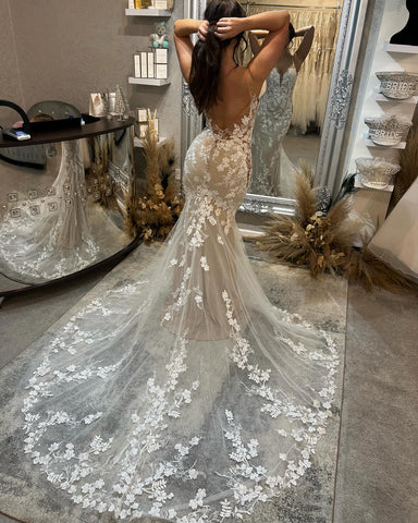 Precioso vestido de novia de sirena sin mangas, con escote en V, tirantes finos y tul con encaje.