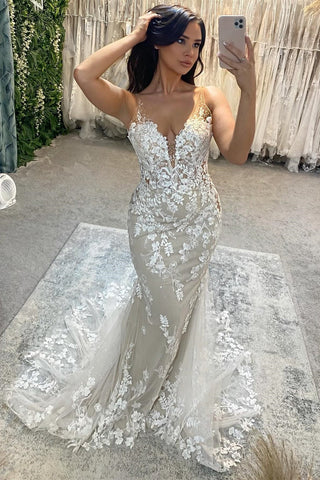 Precioso vestido de novia de sirena sin mangas, con escote en V, tirantes finos y tul con encaje.