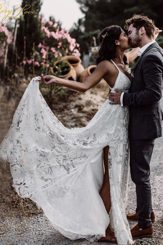 Vestido de novia largo corte A con escote en V y tirantes de encaje.