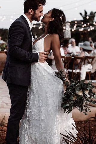 Vestido de novia largo corte A con escote en V y tirantes de encaje.